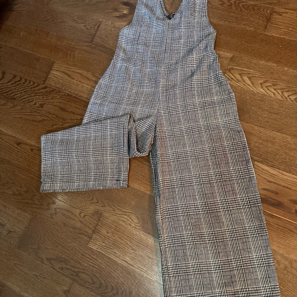 Chic European jumpsuit - Picture 2 of 4